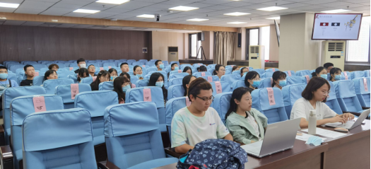 制定班规树立班风,学习委员张沁涵跟大家分享了大学学习的经验和方法